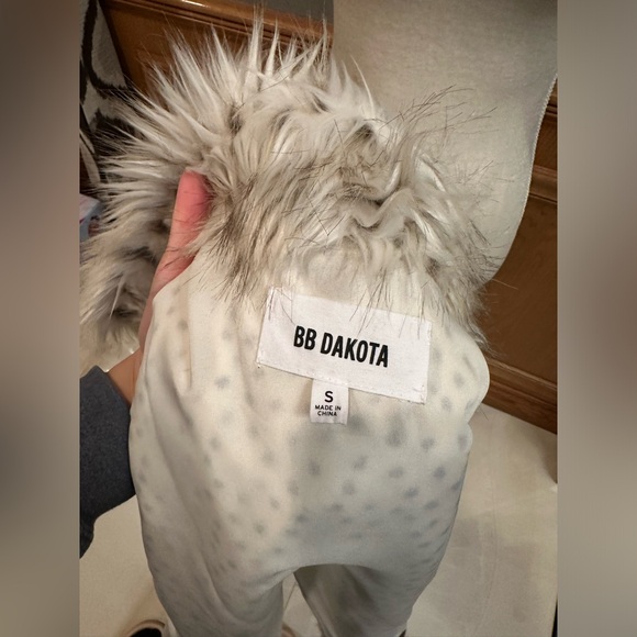 Faux Fur Vest women’s size Small. Great condition. - Picture 4 of 4